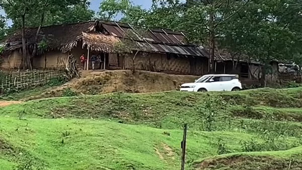 மஹிந்திரா வாகனம் என்றாலே தனி திறமை இருக்கும்போல!! எளிதாக ஓடும் ஆற்றை கடந்த எக்ஸ்யூவி300...!