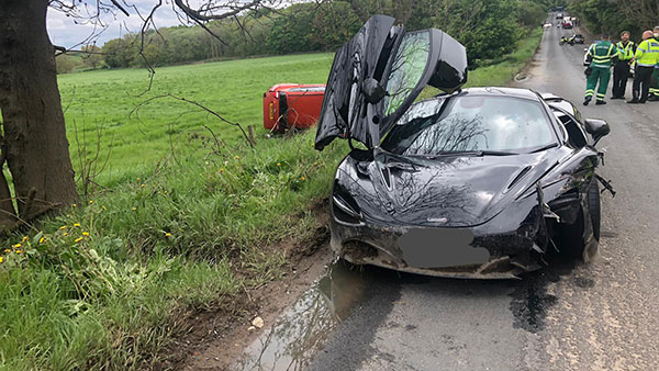 மணிக்கு 321கிமீ வேகத்தில் வந்த மெக்லாரன் கார்!! கண் மூடி திறப்பதற்குள் நடந்து முடிந்த கோர விபத்து! 