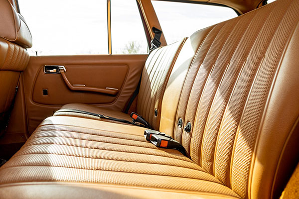 பென்ஸ் கார்களின் தரத்திற்கு இதுவே ஓர் சாட்சி!! 42 வருடங்களை தாண்டி ஓடும் மெர்சிடிஸ் டபிள்யூ123 கார்!