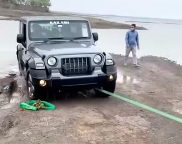 ஆஃப்-ரோடு வாகனம் தான், அதற்காக ஏரிக்குள் வாகனத்தை இறக்குவதா? பஜெரோ மூலம் மீட்கப்பட்ட மஹிந்திரா தார்