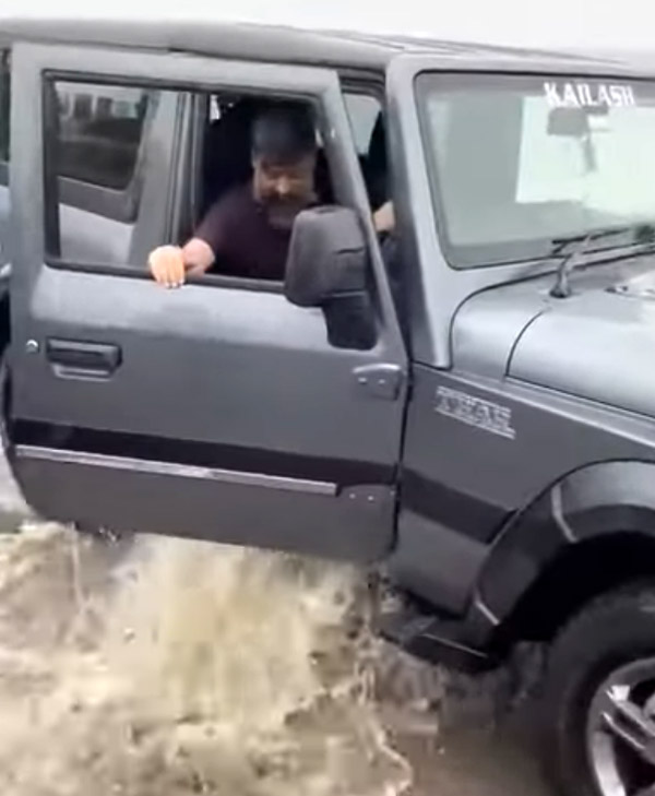 ஆஃப்-ரோடு வாகனம் தான், அதற்காக ஏரிக்குள் வாகனத்தை இறக்குவதா? பஜெரோ மூலம் மீட்கப்பட்ட மஹிந்திரா தார்