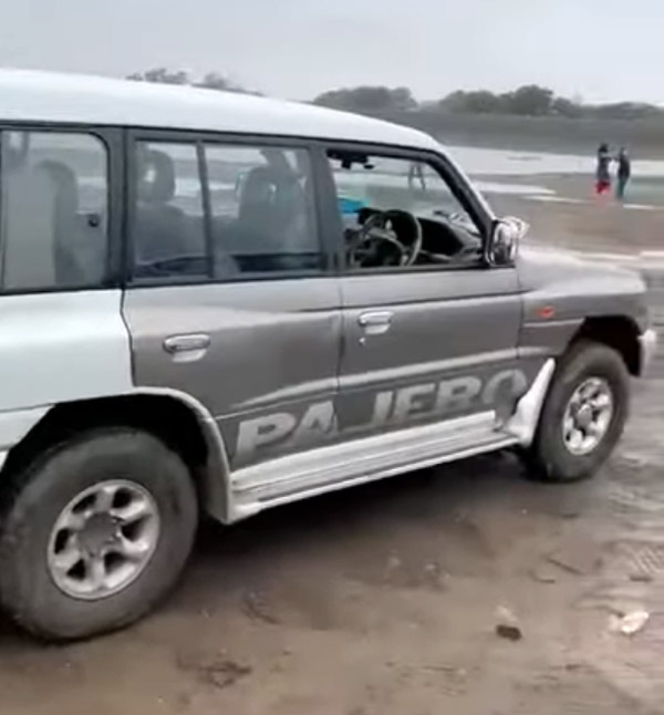 ஆஃப்-ரோடு வாகனம் தான், அதற்காக ஏரிக்குள் வாகனத்தை இறக்குவதா? பஜெரோ மூலம் மீட்கப்பட்ட மஹிந்திரா தார்