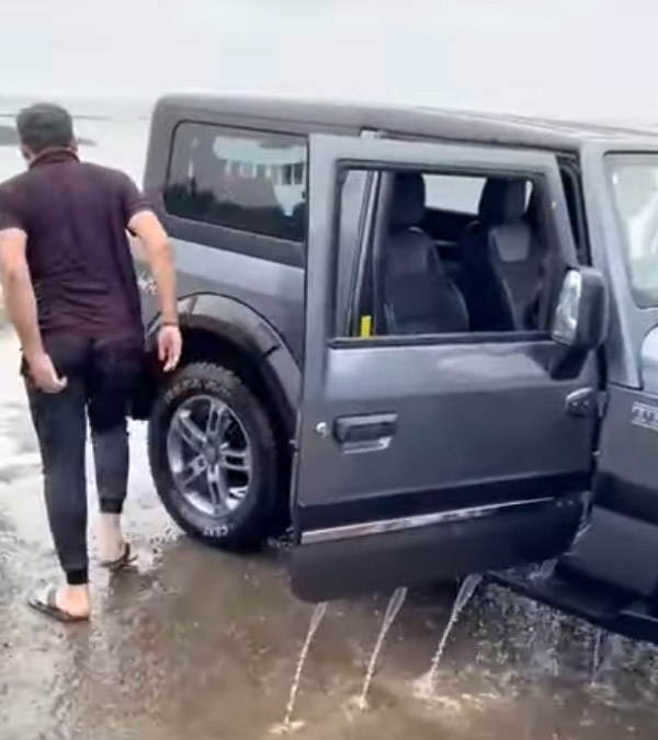 ஆஃப்-ரோடு வாகனம் தான், அதற்காக ஏரிக்குள் வாகனத்தை இறக்குவதா? பஜெரோ மூலம் மீட்கப்பட்ட மஹிந்திரா தார்