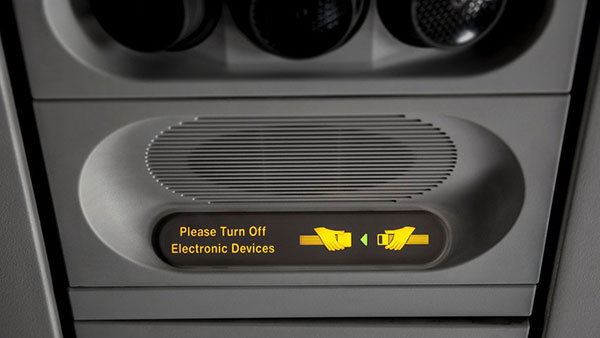 செல்போனை ஆஃப் செய்யும்படி விமான பணிப்பெண்கள் ஏன் நச்சரிக்கிறாங்க தெரியுமா? இந்த மேட்டரை யாரும் சொல்ல மாட்டாங்க