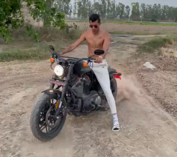 நவ்தீப் சைனியின் ஹார்லி-டேவிட்சன் பைக்கை பார்த்துள்ளீர்களா? இன்னும் என்னென்ன வித்தையை கையில் வெச்சிருக்காரோ!! நவ்தீப் சைனியின் ஹார்லி-டேவிட்சன் பைக்கை பார்த்துள்ளீர்களா? இன்னும் என்னென்ன வித்தையை கையில் வெச்சிருக்காரோ!!