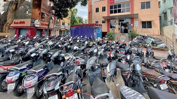 பார்க் செய்ய முடியாமல் திணறும் காவல்துறை... பறிமுதல் செய்த 10ஆயிரம் வாகனங்களை காவல்துறை என்ன செய்யபோகுது தெரியுமா?..