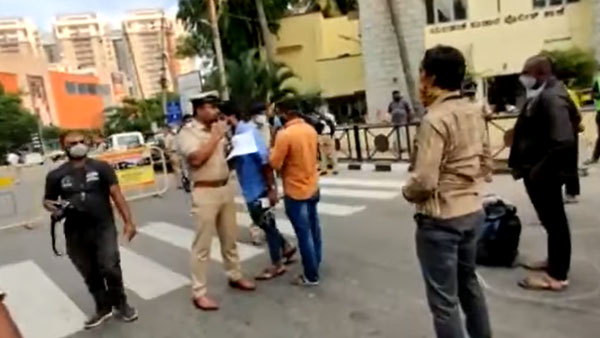 ஆரம்பிச்சிட்டாங்க... லாக்டவுண் விதி மீறிய வாகன ஓட்டிகள்மீது விநோத நடவடிக்கை... என்ன தெரிஞ்சா அசந்துருவீங்க!!