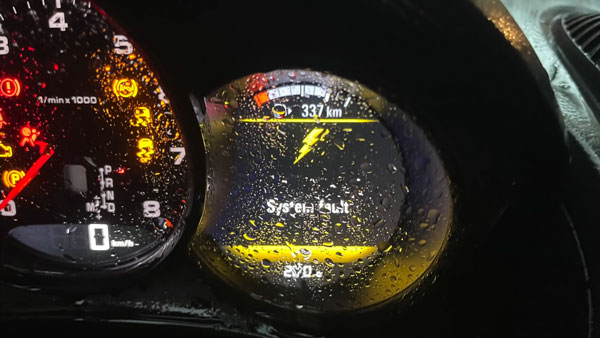 இப்படி நடக்கும்னு யாருமே எதிர்பார்க்கல... டவ்-தே புயலின்போது, தாமாகவே தற்கொலை செய்து கொண்ட போர்ஷே கார்!! 