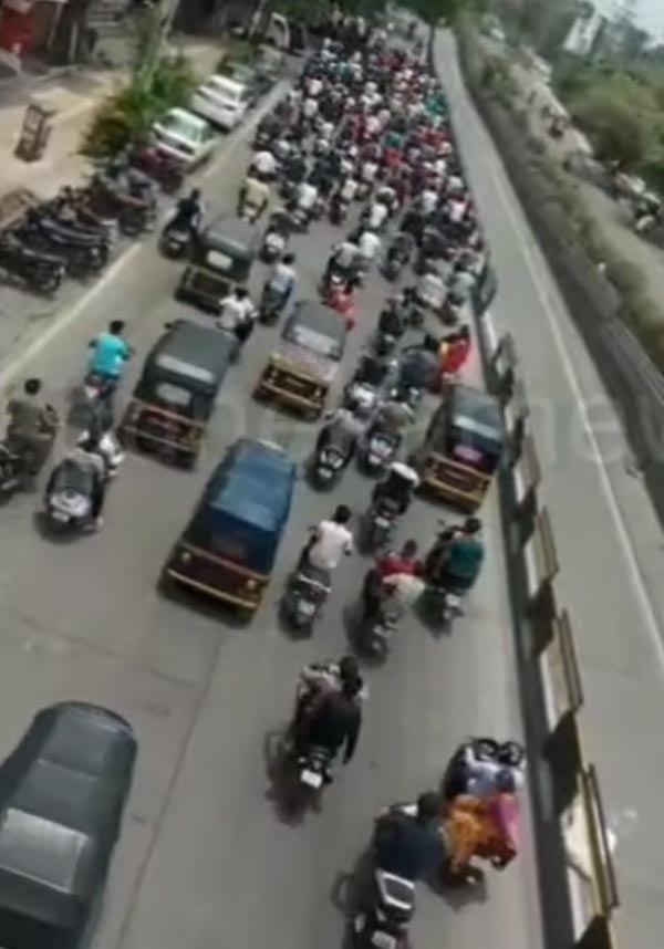 இப்படிலாம் பண்ணா ஏன் கொரோனா வராது... புனேவில் நடைபெற்றுள்ள அதிர்ச்சிகர சம்பவம்!!