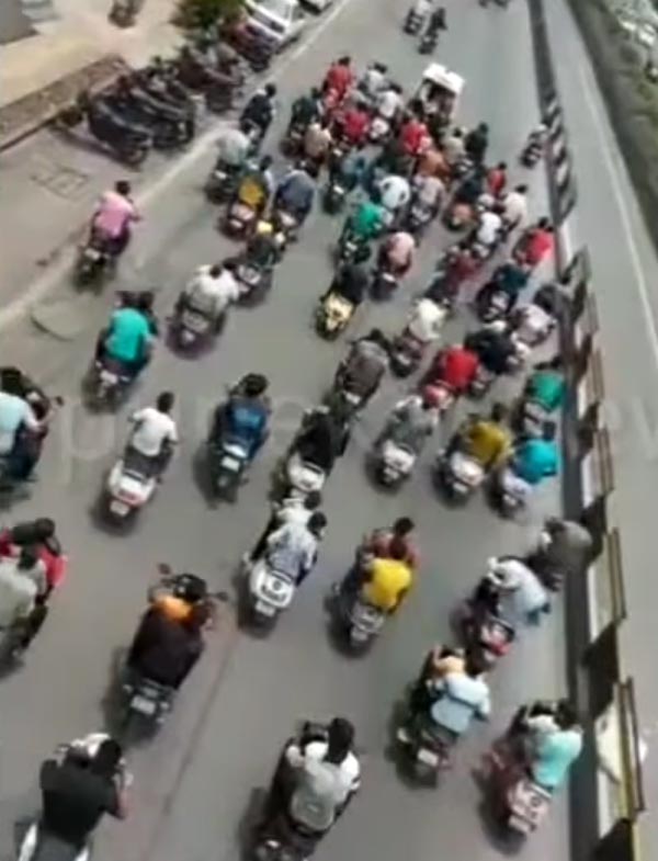 இப்படிலாம் பண்ணா ஏன் கொரோனா வராது... புனேவில் நடைபெற்றுள்ள அதிர்ச்சிகர சம்பவம்!!