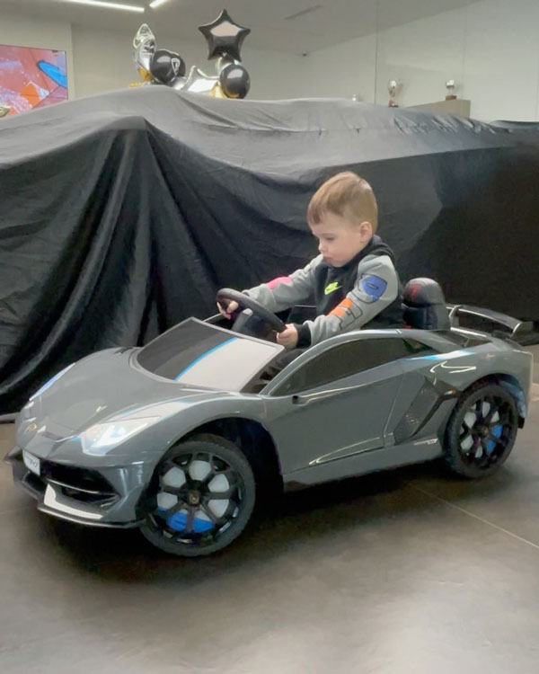 2 வயது சிறுவனுக்கு கோடி ரூபாய் மதிப்பிலான லம்போர்கினி காரா!! அர்த்த ராத்திரியில் குடை பிடிப்பது இதுதான் போல... 2 வயது சிறுவனுக்கு கோடி ரூபாய் மதிப்பிலான லம்போர்கினி காரா!! அர்த்த ராத்திரியில் குடை பிடிப்பது இதுதான் போல...