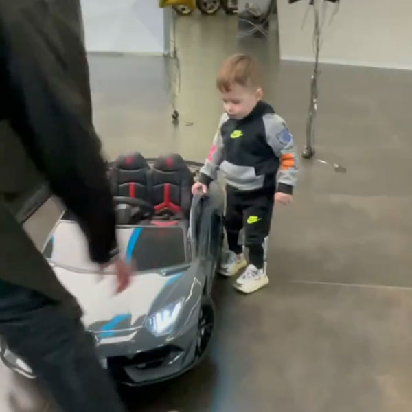 2 வயது சிறுவனுக்கு கோடி ரூபாய் மதிப்பிலான லம்போர்கினி காரா!! அர்த்த ராத்திரியில் குடை பிடிப்பது இதுதான் போல... 2 வயது சிறுவனுக்கு கோடி ரூபாய் மதிப்பிலான லம்போர்கினி காரா!! அர்த்த ராத்திரியில் குடை பிடிப்பது இதுதான் போல...