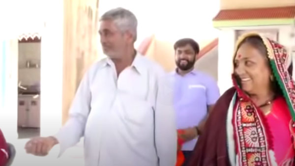 அரசியல்வாதிகளுக்கு ரொம்ப பிடிச்ச கார்... அப்பா, அம்மாவுக்கு பரிசாக கொடுத்து ஆச்சரியப்படுத்திய இளைஞர்...