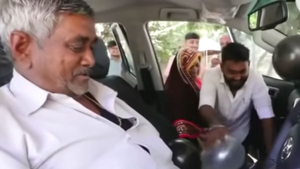 அரசியல்வாதிகளுக்கு ரொம்ப பிடிச்ச கார்... அப்பா, அம்மாவுக்கு பரிசாக கொடுத்து ஆச்சரியப்படுத்திய இளைஞர்...