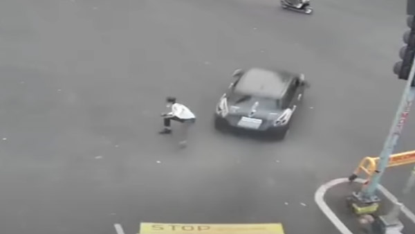 அதிவேகத்தில் வந்த காரை நிறுத்த முயன்ற போலீஸ்காரர்... அப்புறம் என்ன நடந்தது தெரியுமா? ஷாக் வீடியோ...