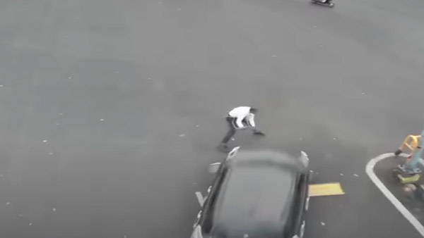 அதிவேகத்தில் வந்த காரை நிறுத்த முயன்ற போலீஸ்காரர்... அப்புறம் என்ன நடந்தது தெரியுமா? ஷாக் வீடியோ...