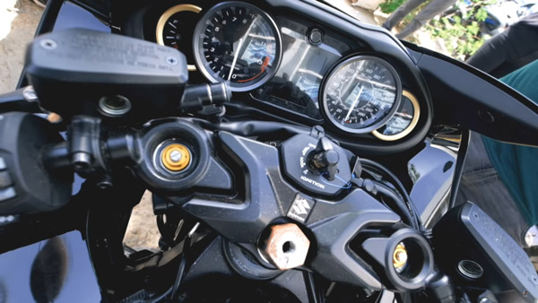 அருகாமையில் பார்க்க என்ன இவ்ளோ பயங்கரமா இருக்கு!! டெலிவிரிக்காக வந்தடைந்த சுஸுகி ஹயபுஸா பைக்... வீடியோ!