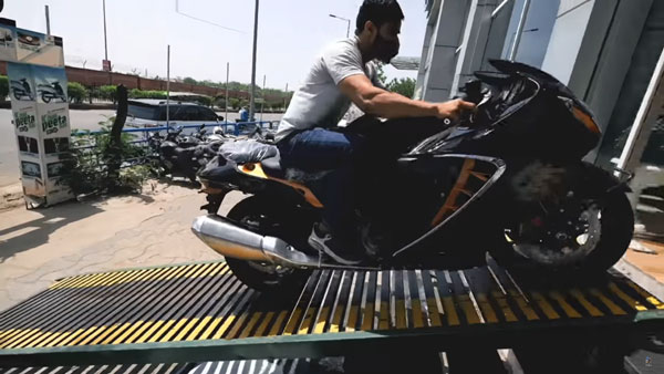 அருகாமையில் பார்க்க என்ன இவ்ளோ பயங்கரமா இருக்கு!! டெலிவிரிக்காக வந்தடைந்த சுஸுகி ஹயபுஸா பைக்... வீடியோ!