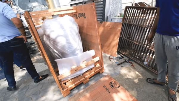 அருகாமையில் பார்க்க என்ன இவ்ளோ பயங்கரமா இருக்கு!! டெலிவிரிக்காக வந்தடைந்த சுஸுகி ஹயபுஸா பைக்... வீடியோ!