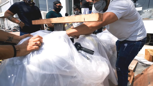 அருகாமையில் பார்க்க என்ன இவ்ளோ பயங்கரமா இருக்கு!! டெலிவிரிக்காக வந்தடைந்த சுஸுகி ஹயபுஸா பைக்... வீடியோ!