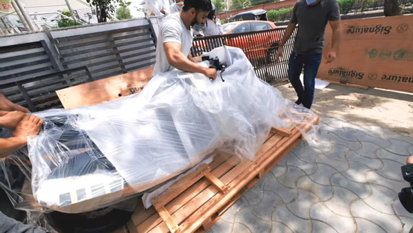 அருகாமையில் பார்க்க என்ன இவ்ளோ பயங்கரமா இருக்கு!! டெலிவிரிக்காக வந்தடைந்த சுஸுகி ஹயபுஸா பைக்... வீடியோ!