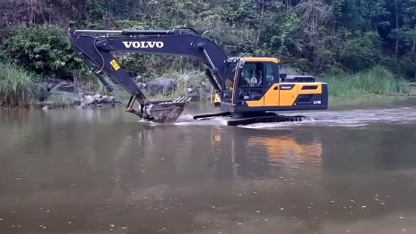 ஆர்பரித்து ஓடும் ஆறு, இடையில் சிக்கிய லாரி... பல மணிநேர போராட்டம், இறுதியில் நடந்தது...