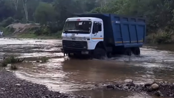 ஆர்பரித்து ஓடும் ஆறு, இடையில் சிக்கிய லாரி... பல மணிநேர போராட்டம், இறுதியில் நடந்தது...
