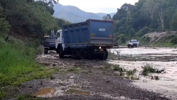 ஆர்பரித்து ஓடும் ஆறு, இடையில் சிக்கிய லாரி... பல மணிநேர போராட்டம், இறுதியில் நடந்தது...