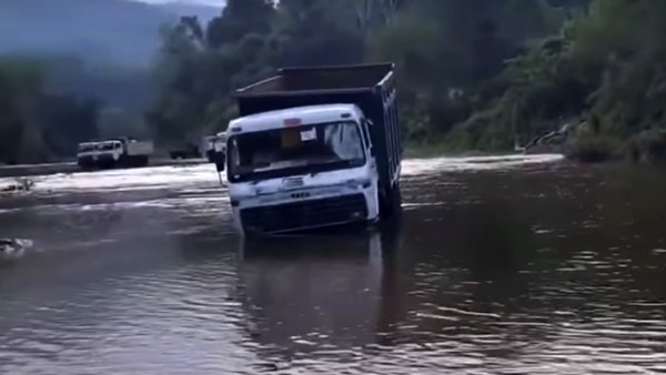 ஆர்பரித்து ஓடும் ஆறு, இடையில் சிக்கிய லாரி... பல மணிநேர போராட்டம், இறுதியில் நடந்தது...