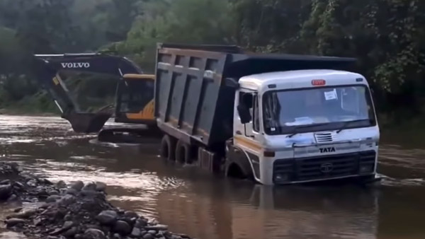 ஆர்பரித்து ஓடும் ஆறு, இடையில் சிக்கிய லாரி... பல மணிநேர போராட்டம், இறுதியில் நடந்தது...