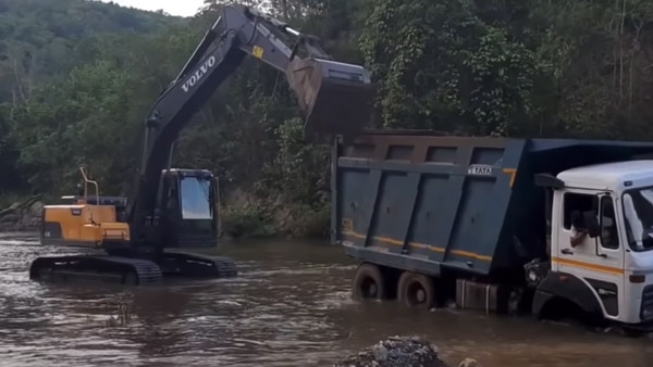 ஆர்பரித்து ஓடும் ஆறு, இடையில் சிக்கிய லாரி... பல மணிநேர போராட்டம், இறுதியில் நடந்தது...