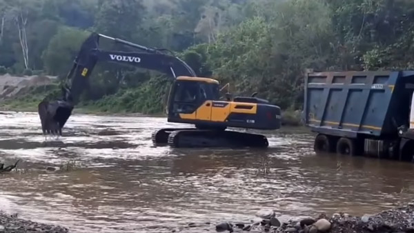 ஆர்பரித்து ஓடும் ஆறு, இடையில் சிக்கிய லாரி... பல மணிநேர போராட்டம், இறுதியில் நடந்தது...