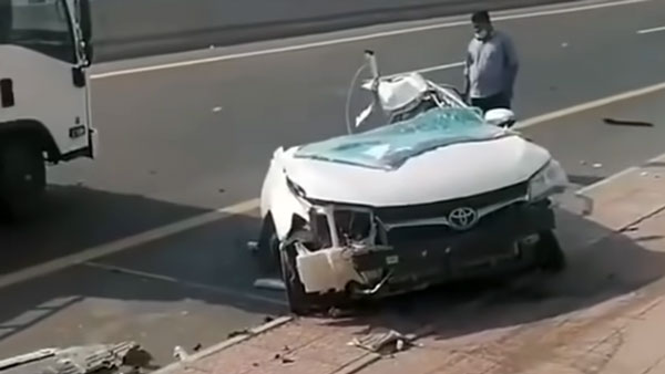 பாலில் ஊறிய பிஸ்கட் போல் இரு துண்டுகளான டொயோட்டா கேம்ரி... 5 நட்சத்திர தர காருக்கே இந்த நிலைமையா?