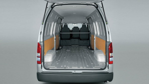 இந்திய ஷோரூம்களில் காட்சி தந்த 14 இருக்கைகள் கொண்ட டொயோட்டா எம்பிவி வாகனம்... செம்மையா இருக்கு!!