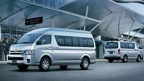 இந்திய ஷோரூம்களில் காட்சி தந்த 14 இருக்கைகள் கொண்ட டொயோட்டா எம்பிவி வாகனம்... செம்மையா இருக்கு!!