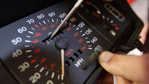 செகண்ட் ஹேண்டில் வாங்கிய காரை எப்போது மாற்றலாம்?.. நிச்சயம் இந்த தகவலை யாரும் உங்களுக்கு சொல்ல மாட்டாங்க!