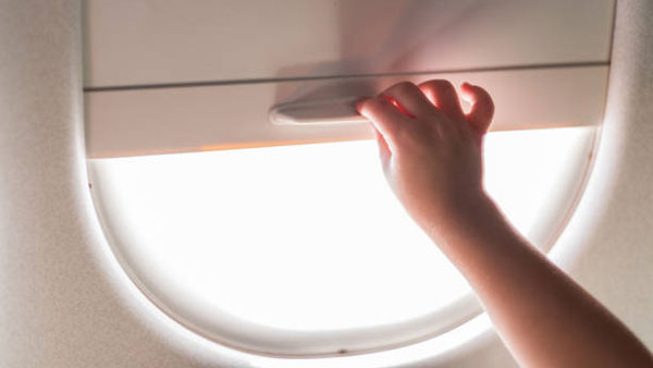 விமானம் டேக்-ஆஃப், லேண்ட் ஆகும்போது ஏன் ஜன்னலை திறந்து வைக்க சொல்றாங்க தெரியுமா? இவ்ளோ நாளா தெரியாம போச்சே...