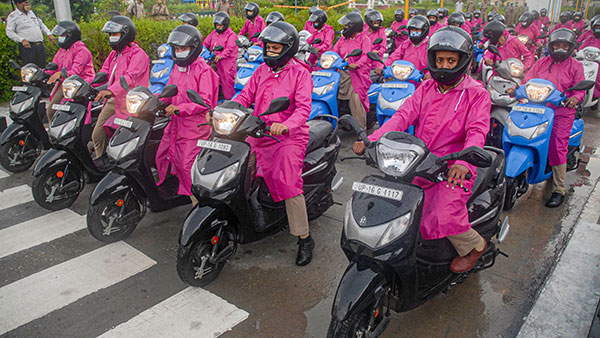 திருப்பூர் பெண் சப்-இன்ஸ்பெக்டர்களுக்கு காத்திருக்கும் பரிசு!! எப்போது ஊரடங்கு முடியுமோ! 