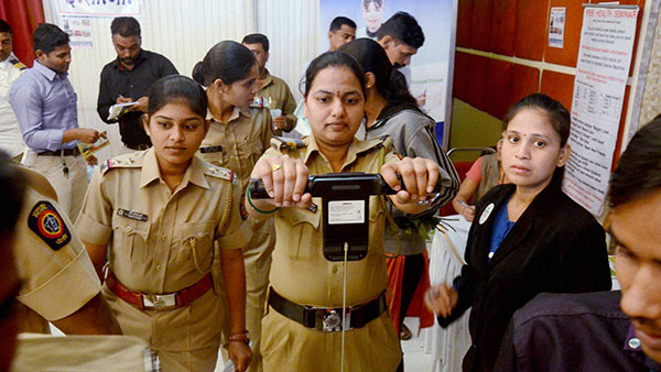 திருப்பூர் பெண் சப்-இன்ஸ்பெக்டர்களுக்கு காத்திருக்கும் பரிசு!! எப்போது ஊரடங்கு முடியுமோ! 