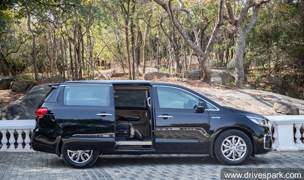 சமூக இடைவெளியின்றி, ஒரே காரில், 9 பேர்...!! கோபத்தின் உச்சத்திற்கே சென்ற போலீஸார்!