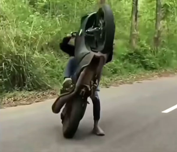 ஆர்15 பைக் ரைடரை அதிரடியாக கைது செய்த போலீஸார்!! எதுக்கு தெரிஞ்சா சந்தோஷப்படுவீங்க!