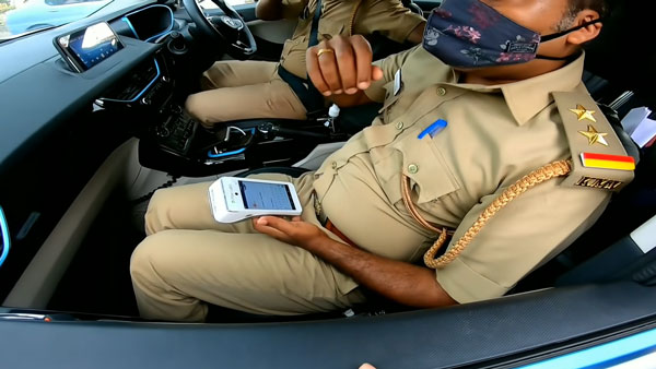 யமஹா ஆர்15 பைக்கருக்கு ரூ. 1,000 அபராதம் விதித்த போலீஸ்... காரணத்தை கேட்டு மிரண்டுபோன இருசக்கர வாகன ஓட்டிகள்! யமஹா ஆர்15 பைக்கருக்கு ரூ. 1,000 அபராதம் விதித்த போலீஸ்... காரணத்தை கேட்டு மிரண்டுபோன இருசக்கர வாகன ஓட்டிகள்!