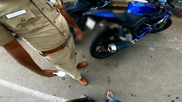 யமஹா ஆர்15 பைக்கருக்கு ரூ. 1,000 அபராதம் விதித்த போலீஸ்... காரணத்தை கேட்டு மிரண்டுபோன இருசக்கர வாகன ஓட்டிகள்! யமஹா ஆர்15 பைக்கருக்கு ரூ. 1,000 அபராதம் விதித்த போலீஸ்... காரணத்தை கேட்டு மிரண்டுபோன இருசக்கர வாகன ஓட்டிகள்!