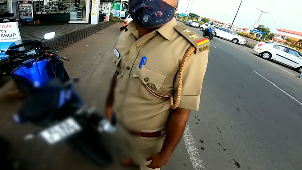 யமஹா ஆர்15 பைக்கருக்கு ரூ. 1,000 அபராதம் விதித்த போலீஸ்... காரணத்தை கேட்டு மிரண்டுபோன இருசக்கர வாகன ஓட்டிகள்! யமஹா ஆர்15 பைக்கருக்கு ரூ. 1,000 அபராதம் விதித்த போலீஸ்... காரணத்தை கேட்டு மிரண்டுபோன இருசக்கர வாகன ஓட்டிகள்!