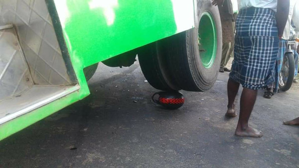 ஃபோட்டோவா பார்த்த நம்பவே மாட்டீங்க! தலைக்கு மேல் வீல் ஏறியும் ஒன்னுமே ஆகல... அதிர்ஷ்டவசமாக உயிர் தப்பிய இளைஞர்...