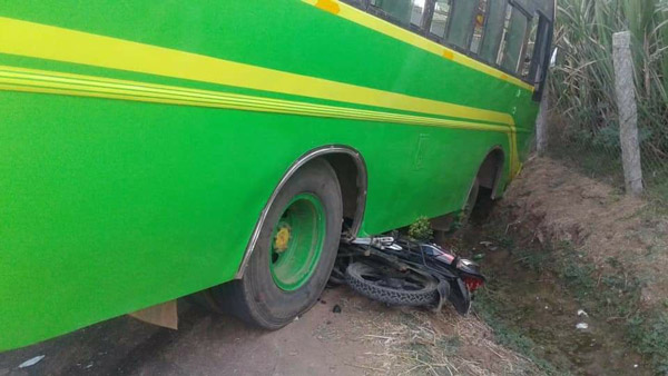 ஃபோட்டோவா பார்த்த நம்பவே மாட்டீங்க! தலைக்கு மேல் வீல் ஏறியும் ஒன்னுமே ஆகல... அதிர்ஷ்டவசமாக உயிர் தப்பிய இளைஞர்...