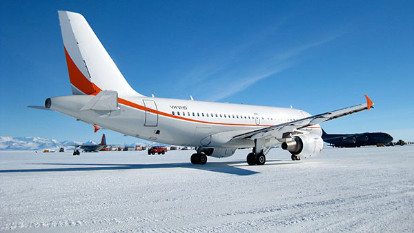 ஃபாலோ மீ கார்கள்! விமான நிலையங்களில் பயன்படுத்தப்படும் இந்த கார் பற்றி உங்களில் எத்தனை பேருக்கு தெரியும்!