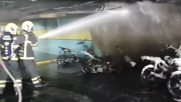 இனி பிரேக்கப் செய்வதற்கே யோசிப்பாங்க!! எக்ஸ்-காதலரின் ரூ.23 லட்சம் மதிப்பிலான பைக்கை எரித்த பெண்!