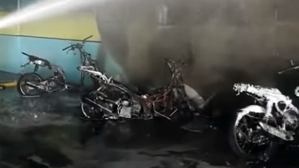 இனி பிரேக்கப் செய்வதற்கே யோசிப்பாங்க!! எக்ஸ்-காதலரின் ரூ.23 லட்சம் மதிப்பிலான பைக்கை எரித்த பெண்!