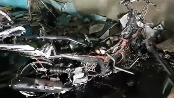 இனி பிரேக்கப் செய்வதற்கே யோசிப்பாங்க!! எக்ஸ்-காதலரின் ரூ.23 லட்சம் மதிப்பிலான பைக்கை எரித்த பெண்!